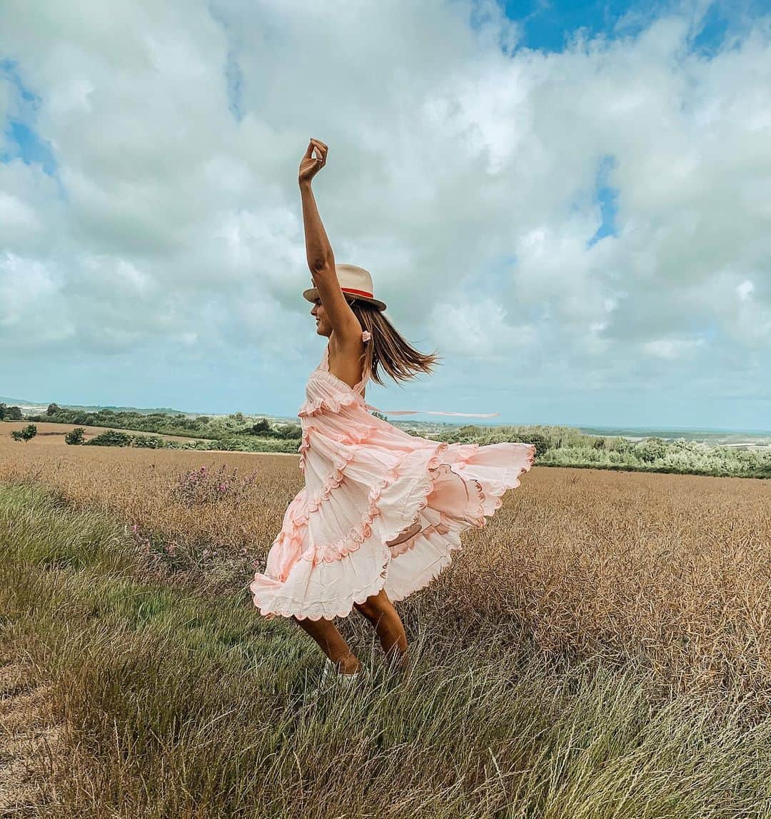 アレクサンドラ・フェルステッドさんのインスタグラム写真 - (アレクサンドラ・フェルステッドInstagram)「• Happy Sunday everyone •. Can’t take the country out of a country girl 🌷」6月28日 19時47分 - binkyfelstead