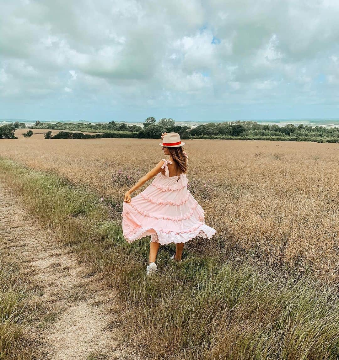 アレクサンドラ・フェルステッドさんのインスタグラム写真 - (アレクサンドラ・フェルステッドInstagram)「• Happy Sunday everyone •. Can’t take the country out of a country girl 🌷」6月28日 19時47分 - binkyfelstead