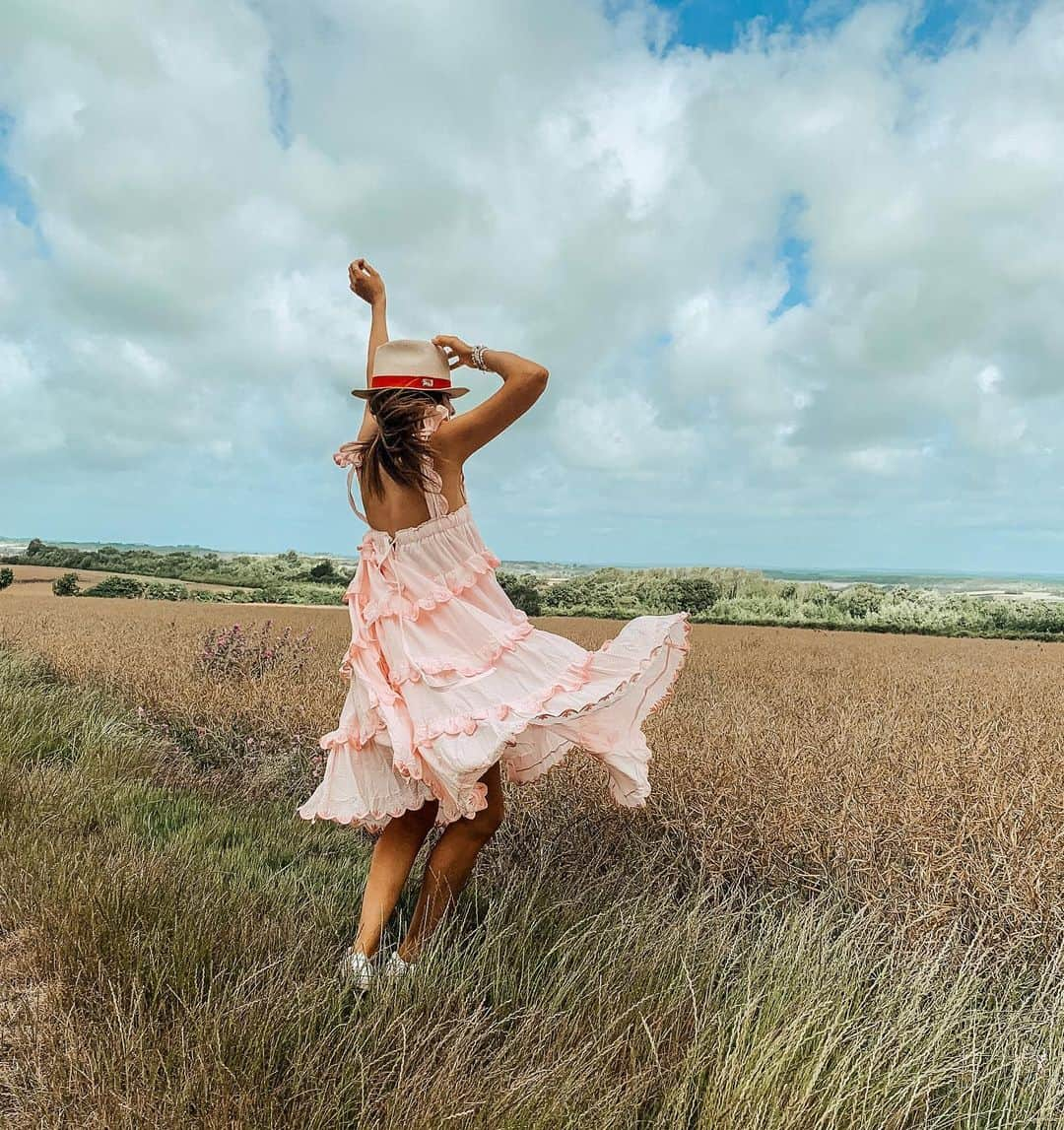 アレクサンドラ・フェルステッドさんのインスタグラム写真 - (アレクサンドラ・フェルステッドInstagram)「• Happy Sunday everyone •. Can’t take the country out of a country girl 🌷」6月28日 19時47分 - binkyfelstead