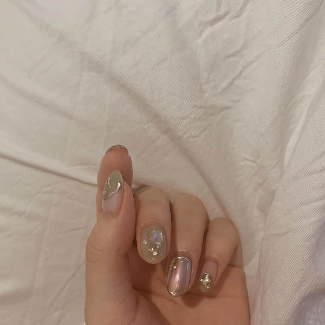 浪花ほのかのインスタグラム：「久しぶりすぎる ネイル復活してきた〜🗣🖤」