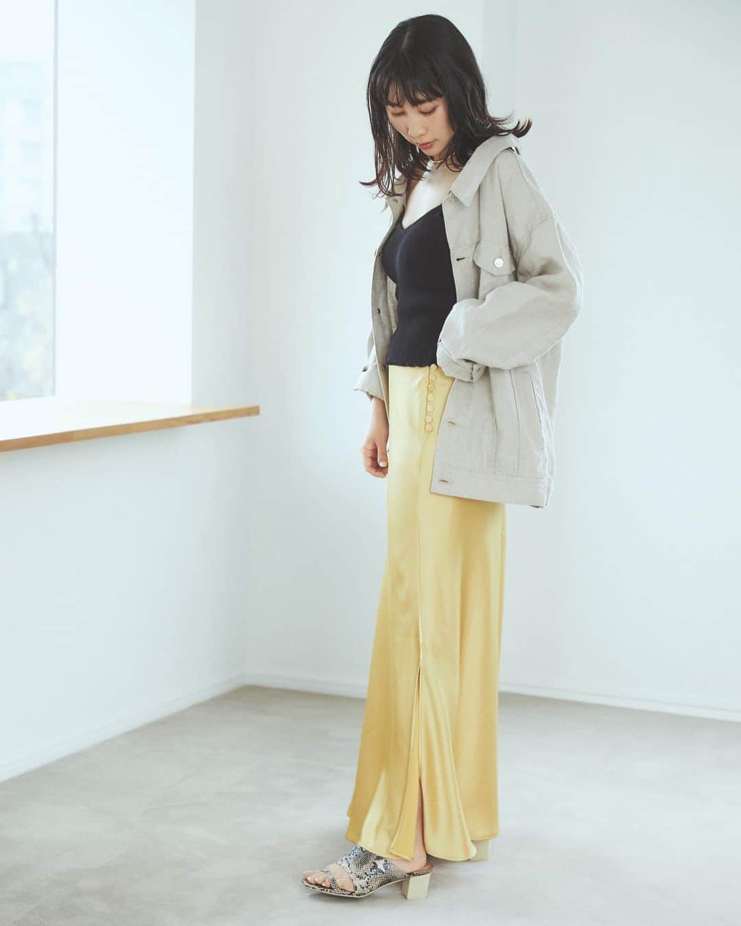 近野莉菜のインスタグラム：「前に撮影した時の📸 梅雨で時々寒かったり、蒸し暑かったり。☔️ 1枚羽織があると日焼けや冷房対策になるので便利です◎ サテンのロングスカートもシルエットが綺麗でお気に入り☺️ #SNIDEL #スナイデル  #SNIDELsnap @snidel_official  @snidel_official_snap」