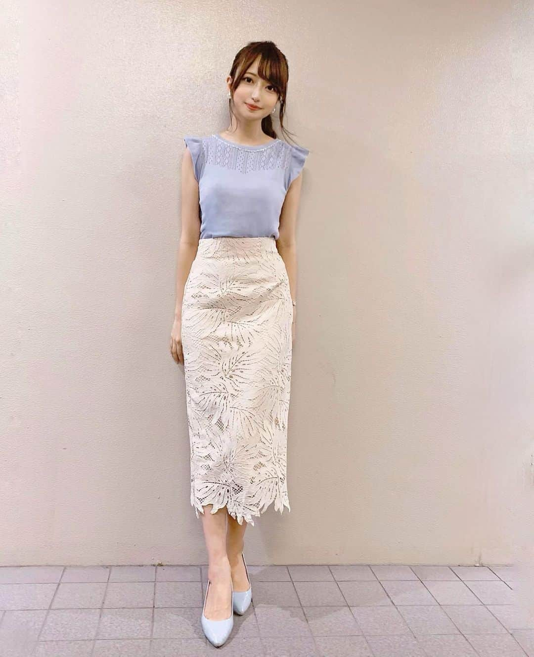 羽田優里奈さんのインスタグラム写真 - (羽田優里奈Instagram)「. . . メッセージで質問がきていたのですが、 kyobizXで着ているものは全て私服です！ お洋服すきなんです☺︎ ちょいちょい私服あげようかな👗 . . tops ▷ #lodispotto  skirt ▷ #mercuryduo . .  服を買うときは、なによりも！ ライン、シルエット重視です👯‍♀️ . . お気に入りポイント ▷ . トップスのビジューとイヤリング合わせ。 スカートは大判のリーフ柄レース🌿 オフホワイトのワントーンで、 シンプルなデザインだけど立体感ある。 後ろに少しスリットが入っていて、 歩くとさりげなく足元が見えて涼しげ。 (後ろの写真は撮りわすれました🤭) . . . . . . #fashion #fashiongram #coordinate  #マーキュリーデュオ #ロディスポット  #コーデ #今日のコーデ #フェミニンコーデ  #タイトスカート #スカート #きれいめコーデ  #夏コーデ #ブルー #爽やかコーデ  #ファッション #コーディネート #私服 #撮影  #骨格診断 #骨格ストレート #着痩せコーデ  #骨格ストレートコーデ #iライン」6月28日 19時50分 - hadayurina_