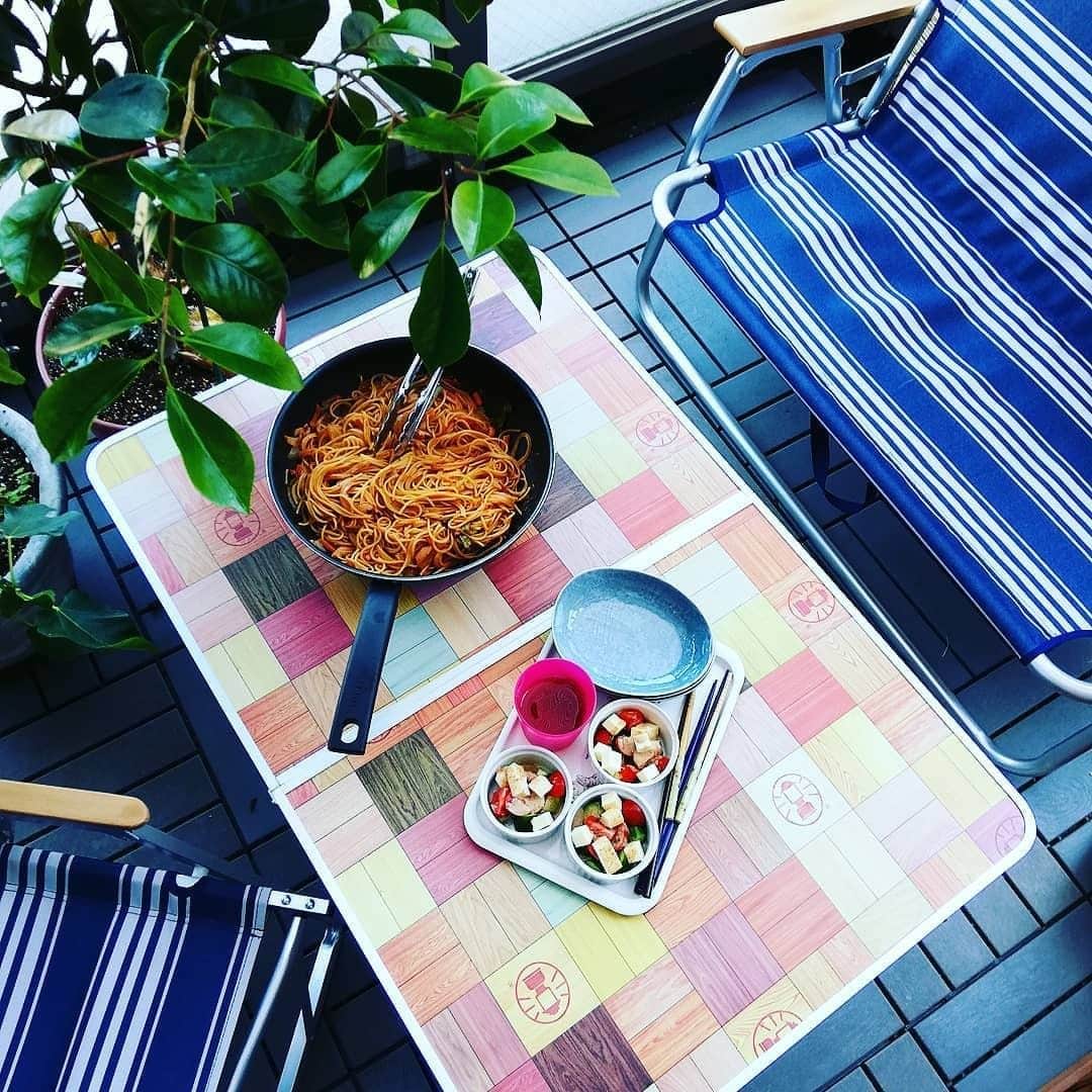 Coleman Japanのインスタグラム：「おうちでキャンプ気分。いつものごはんもバルコニーで楽しく美味しく😋 💕 ・ 📷：@shinzeeygram さん 素敵なお写真ありがとうございました✨ ・ ━━━━━━━━━━━━━━━━━ #私のコールマン または #おうちコールマン を付けて投稿して頂いた中から素敵なお写真は、コールマン公式SNSでご紹介させて頂きます♪ ━━━━━━━━━━━━━━━━━ ・ ・ ・ #灯そうColeman #灯そうコールマン #灯そう #Coleman #コールマン #Tent #テント #Camp #キャンプ #Outdoor #アウトドア #Outdoorchair #アウトドアチェア #コールマンチェア #チェアリング #ベランピング」