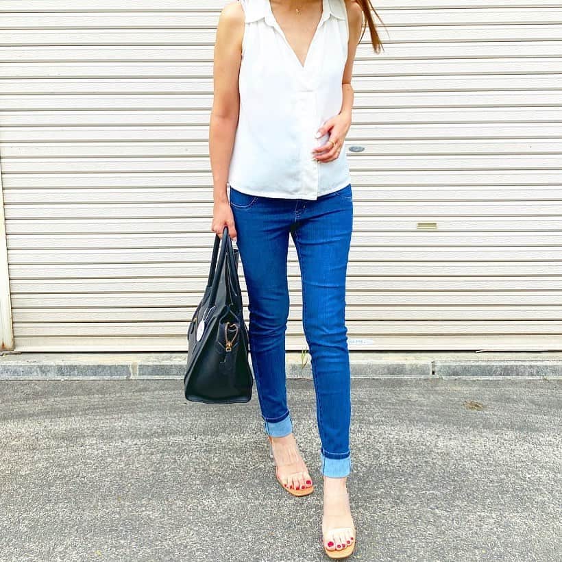 Saoriのインスタグラム：「唯一買ったマタニティ服😃 ユニクロほんま優秀やわ👏👏👏 デニムだけはマタニティ買わなしゃーない💧#ウルトラストレッチジーンズ 🤩👖 久々にzaraで可愛い服見つけたしまたのせるね💁‍♀️❤️ イロチ買いしてもーた🥰 #ファッション#コーデ#コーディネート#シンプル#カジュアル#マタニティ#マタニティコーデ#第三子#妊婦#妊婦コーデ#ママ#ザラ#ユニクロ#ジェイダ#fashion#outfit#ootd#code#coodinate#simple#casual#baby#UNIQLO#zara#instafashion#instagood」