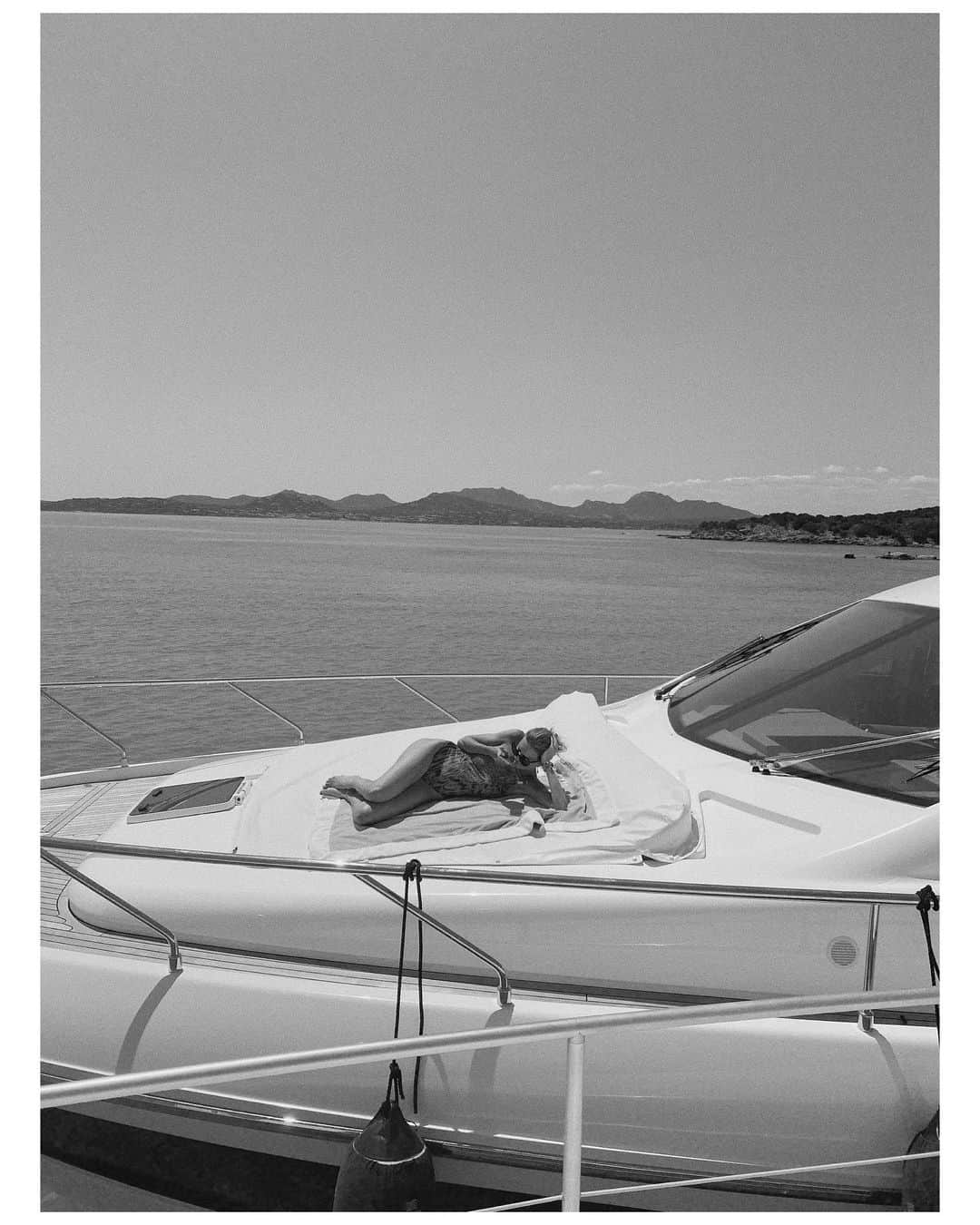 エレオノーラ・カリシのインスタグラム：「Yacht life. #Sardinia #GolfoAranci」