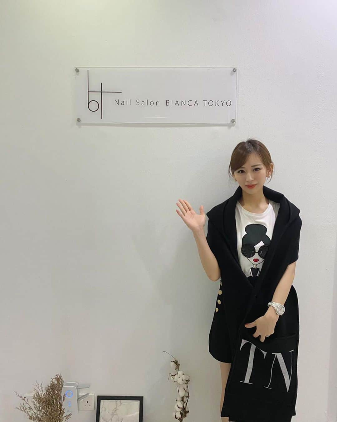 木下春奈さんのインスタグラム写真 - (木下春奈Instagram)「・ シンガポールでお世話になってるnail salonは　@biancatokyo 💅 ・ ・ 担当してくださっているあさこさんとお話ししてたら、いつもあっという間に終わっちゃう😅💓 ・ 今回もブラウン💓 この色味が絶妙に可愛くて、パリコレの時もこのネイルにしてた🥰 ・ ・ #ネイル#シンガポール#nail#singapore」6月28日 19時53分 - haruna_kinoshita