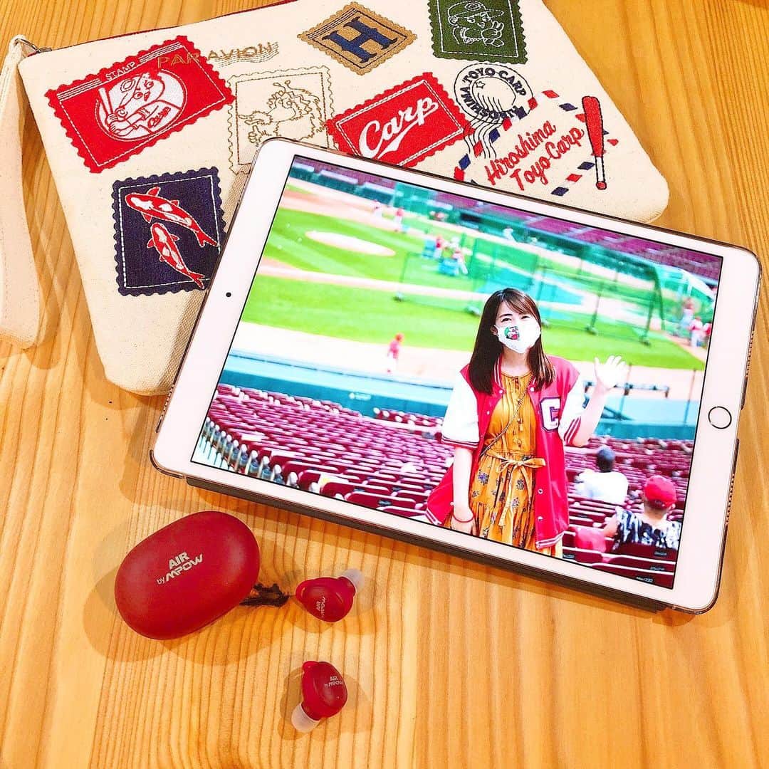 うえむらちかのインスタグラム：「森下投手プロ初勝利おめでとうございます🎊﻿ ﻿ プロ野球が始まったので、火曜日〜日曜日は毎日中継を観れるようにスタンバイ⚾️﻿ ﻿ 今日はお仕事で外に出ていたけど﻿ こんな時のために抜かりなく装備を揃えておきました❣️﻿ ﻿ ということで私が外で観戦するときの三種の神器がこちら⚾️﻿ ・タブレット﻿ ・ワイヤレスイヤホン﻿ ・応援グッズ﻿ ﻿ これさえあればどこにいても球場に行けます👍﻿ タブレットを表に出せない時は、イヤホンだけあればラジオ中継も聴けるし﻿ 便利な時代になりましたよね📻﻿ ﻿ 私が使ってるAIR by MPOW X6.2Jは﻿ 再生から音量調節までイヤホン部分を軽くタップするだけで﻿ スマホやタブレット本体を操作せずに使える﻿ とっても便利なイヤホン🎧﻿ ﻿ 色も日本伝統色にインスパイアされたJAPANプレミアムカラーが採用されていて﻿ 私は大好きな赤系統の「茜」にしました🌇﻿ ﻿ ステイホーム生活が始まってから﻿ 打ち合わせにzoom飲み会に観戦にと﻿ イヤホンの使用頻度がバク上がりですね〜❤️﻿ ﻿ 耳元で響く打球音……幸せ……😍✨﻿ ﻿ https://www.airxmpow.jp﻿ #おうち観戦 #野球観戦 #おうち観戦グッズ﻿ #airbympow #Earphones﻿ #promotion #wireless #carp﻿ #ワイヤレスイヤホン #イヤホン﻿ #イヤホン女子 #カープ女子」