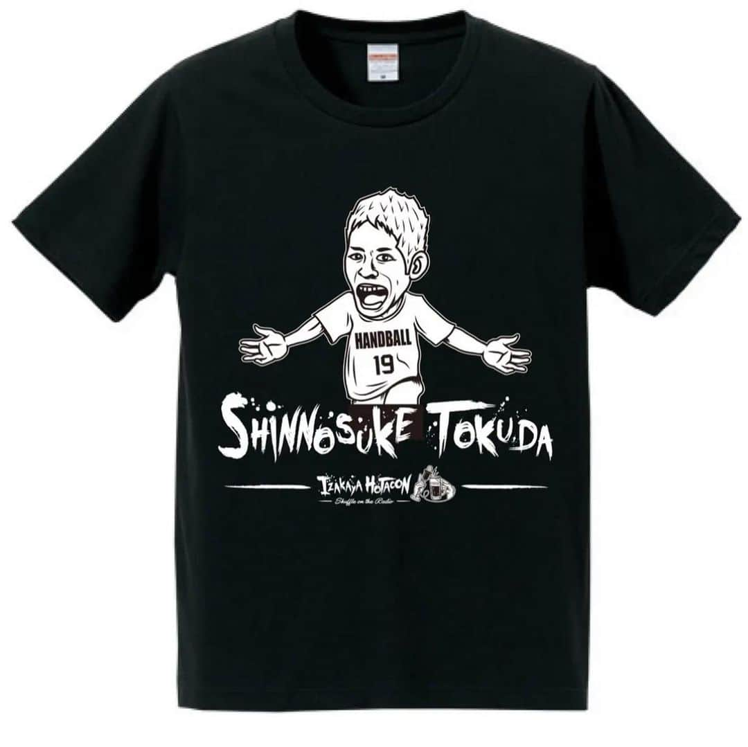 徳田新之介のインスタグラム：「先日ラジオ出演させていただいたIZAKAYA HOTACONさんとのコラボTシャツができました🤾‍♂️🍻 デザインは僕の意見も取り入れてもらったこともあり、僕自身とても気に入っているTシャツです！  BASEから購入いただけます！ 記念にぜひ🥺  #handball」