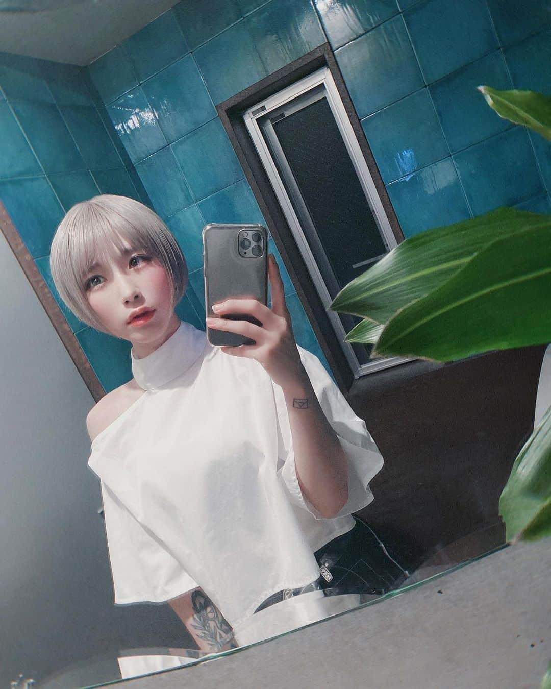 病夢やみいのインスタグラム：「❔❔❔  #shorthairstyle#tattoogirl #문신#문신스타그램  #ショート女子#ハイトーンショート」