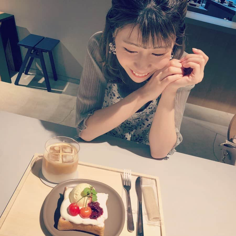 渡辺楓のインスタグラム：「ぱん🍒💗 #dotcomspacetokyo  #原宿カフェ  #パン大好き」