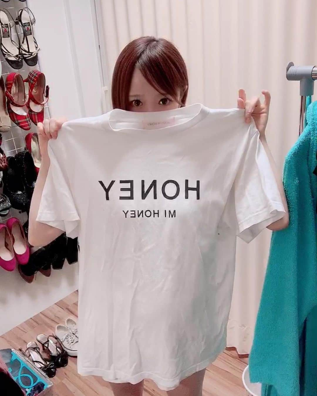 清水あいりさんのインスタグラム写真 - (清水あいりInstagram)「お仕事が終わって私服に着替える時。 まだちょっとエネルギーが残っている時のわたし…🙈💕」6月28日 20時11分 - shimizuairi