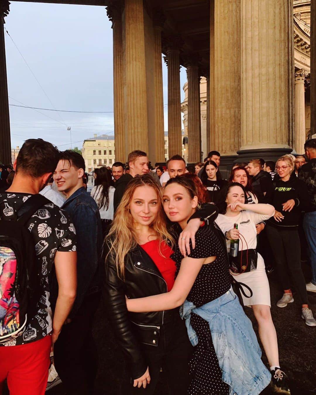 のインスタグラム：「Радость. Печаль. Смех до истерик. Слёзы в полночь до опухших глаз. Спорт. Реальная жизнь. «Ща выручу». Разговоры шёпотом. Крики до захлопывающейся двери. Понимание. Недопонимание. Все равно идём под руку. Вместе. И не важно что. Хоть книгу пиши!💁🏼‍♀️ Since 2015」