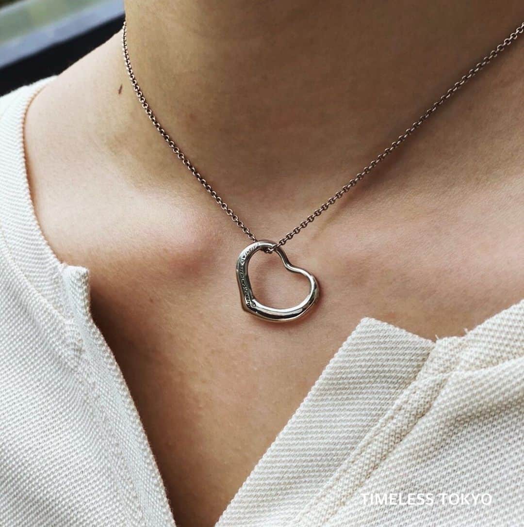 Paula’sのインスタグラム：「【Tiffany & Co.】 オープンハート チェーン ネックレス  今回はティファニーのネックレスの紹介です✨  オープンハートは世界中で最も愛されているジュエリーデザインのひとつです。  何気ないハートのフォルム、流れるような美しい曲線で、彫刻的なデザイン要素をもつオープンハートネックレスは、洗練されたデザインでどんなスタイルにも合わせやすい最強のアイテムです。 ストレートな気持ちをぶつけるプレゼントの代表オープンハート。「心を開いて」というという意味がこめられています。  詳細はWEB SHOPにて 【F5620】 .  #timelesstokyo#timeless#tokyo#vintage#vintageshop#chanel#selectshop#CELINE#HERMES#GUCCI#DIOR#celine#tiffany #ティファニー #ヴィンテージアクセサリー」