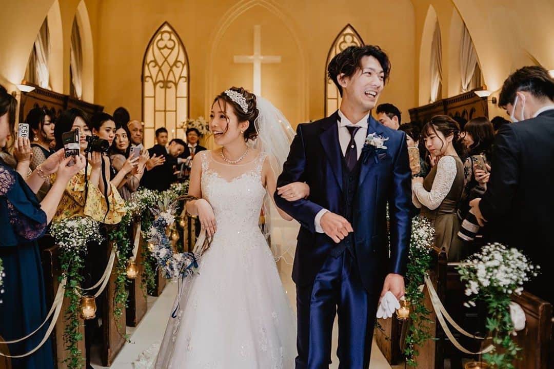 のインスタグラム：「.﻿ ﻿ ﻿ 退場のバージンロードは﻿ ふたりのこれからの未来の道﻿ ﻿ ﻿ ﻿ バージンロード横のお花は﻿ オプションでオリジナルにすることも！﻿ ﻿ 挙式の時間もおふたりらしく﻿ こだわるポイント◎﻿ ﻿ ﻿ ﻿ お気軽に担当フローリストまでご相談くださいませ🌷﻿ 南青山ル・アンジェ教会専属フローリストアカウント﻿ @lilyrose_bymotifeventdesign﻿ ﻿ ﻿ ﻿ ✨挙式当日の様子を毎日連続投稿中✨﻿ アカウントはこちらから！﻿ →@chapelle_des_anges﻿ ﻿ ﻿ ﻿ #takamibridal#chapelledesanges #chapel#wedding#bridal#weddingdress ﻿ #タカミブライダル#ブライダル#ウェディング﻿ #ルアンジェ教会#チャペル﻿ #南青山ルアンジェ教会#結婚式﻿ #エトゥルスキ#レストラン#表参道﻿ #バージンロード#フラワーアレンジメント﻿」