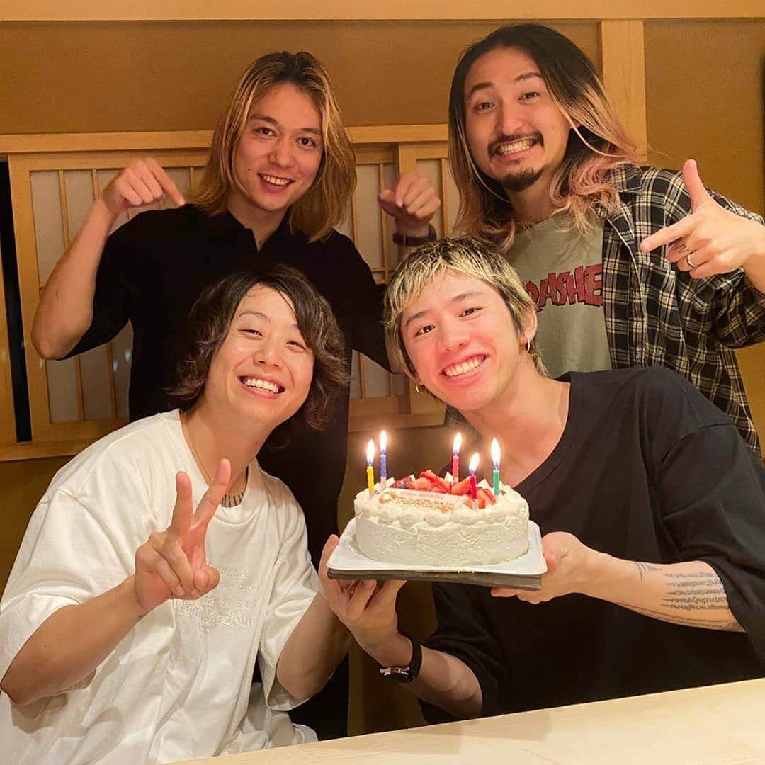 ONE OK ROCK WORLDさんのインスタグラム写真 - (ONE OK ROCK WORLDInstagram)「2020.06.27 @tomo_10969 なんと夜にはこんなサプライズが待っていた😳😳😳 たかひろ、とーる、りょーた、ありがとう☺️✨ @10969taka 久々にTOMOYAの誕生日という理由で集合！おまけに俺の誕生日までお祝いしてくれました！ 本当に一生モノの家族であり戦友であり愛してやまない宝物。 TOMOYAおめでとう！そして心のそこから愛してるよ！^_^ @oneokrockofficial  @toru_10969  @ryota_0809 @tomo_10969  @toru_10969 Happy birthday!!!! @tomo_10969  @10969taka  久々の再会からの初合同誕生日会。笑  @ryota_0809 とも君誕生日おめでとう！！🎉 今年もみんなで祝えて本当によかった🌈 久々にメンバーの顔見れてホッとしたわ😊  @tomo_10969 I can’t believe there was a surprise waiting for me 😳😳😳 Takahiro, Toru, Ryota, thank you ☺️✨ @10969taka It’s been a while but because it is TOMOYA’s birthday, we had a reason to get together! They also celebrated my birthday! Tomoya is truly a lifelong family and a companion, a treasure I love. Happy Birthday to TOMOYA!  And I love you from the bottom of my heart! ^_^ @oneokrockofficial  @toru_10969  @ryota_0809 @tomo_10969  @toru_10969 Happy birthday!!!! @tomo_10969 @10969taka  The first joint birthday party after a long separation.  Lol  @ryota_0809 Tomoya happy birthday！！🎉 It was great to celebrate (Tomoya's Birthday) this year with everyone 🌈 I felt relieved to see the members' faces again after such a long time 😊  #oneokrockofficial #10969taka #toru_10969 #tomo_10969 #ryota_0809 #fueledbyramen #eyeofthestorm」6月28日 20時18分 - oneokrockworld