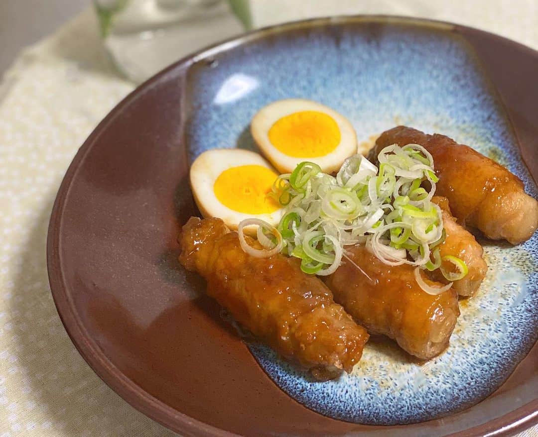 のインスタグラム：「🍳本日のメインは簡単くるくる肉巻き💓🐷 〜管理栄養士の簡単なコメント付〜 今回は［豚バラ肉巻き］にしました！👏 . ＼とっても簡単だしすぐに作れるから、時間のない時にも良いかと思います💓✌️／ ちなみにゆで卵はつくおきしておいてます☺️🥚 卵サラダにしたり、今回のように一緒に煮たり、万能なので♡ . 🌷豚バラは柔らかく脂肪と赤身が重なっているので今回の肉巻きや角煮などに適していると思います 🌷豚肉にはビタミンB1がとても多く含ます。B1の吸収を助けるために玉ねぎやにんにくと共に摂取するのが◎また、B1は糖質をエネルギーに変える効果があります 🌷アスパラやいんげんやゴボウなど巻くのも良いですね 🌷夏は食欲低下することも多いし、薬味をのせて食べるのがおすすめ . #管理栄養士 #管理栄養士ごはん #自炊の記録  #自炊女子 #自炊生活 #くっきんぐらむ #飯テロ #飯すたぐらむ #ごはん記録 #foodstagram #スタミナつける #管理栄養士ご飯 #飯テログラム #自炊料理 #簡単料理 #時短料理 #手抜きごはん #栄養指導 #栄養バランス #豆知識 #管理栄養士のずぼら飯 #時短ごはん #豚バラレシピ #豚バラ肉巻き #肉巻き #男飯 #時短ごはん #薬味たっぷり #にんにく女子 #料理女子 #ずぼらレシピ」