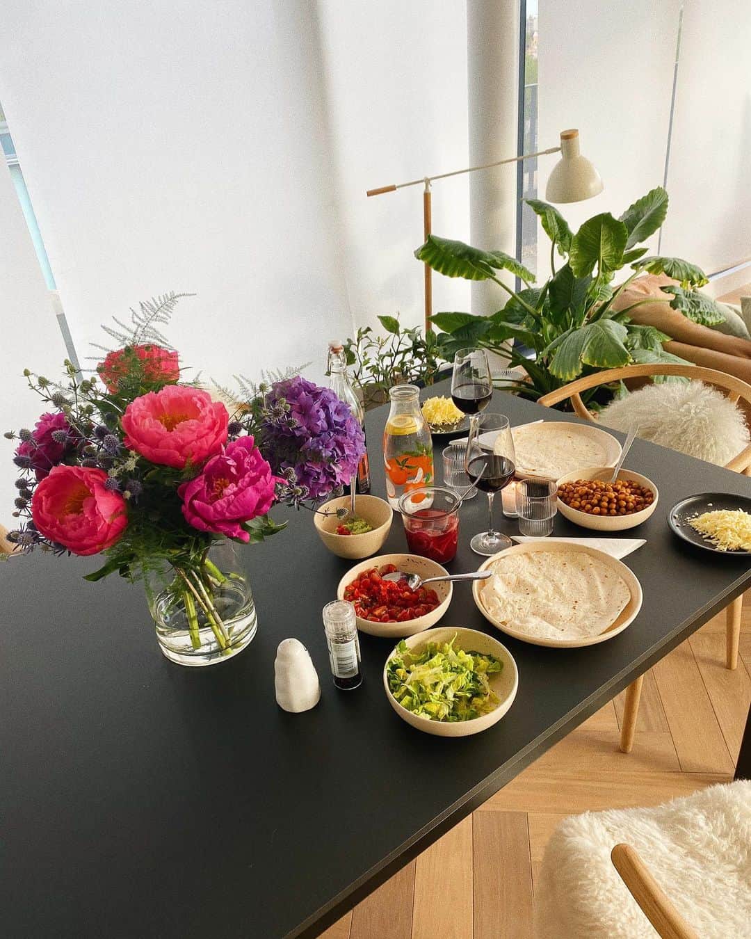 Estée Lalondeのインスタグラム：「🌮 night with my support bubble 🥰 #ELhome」