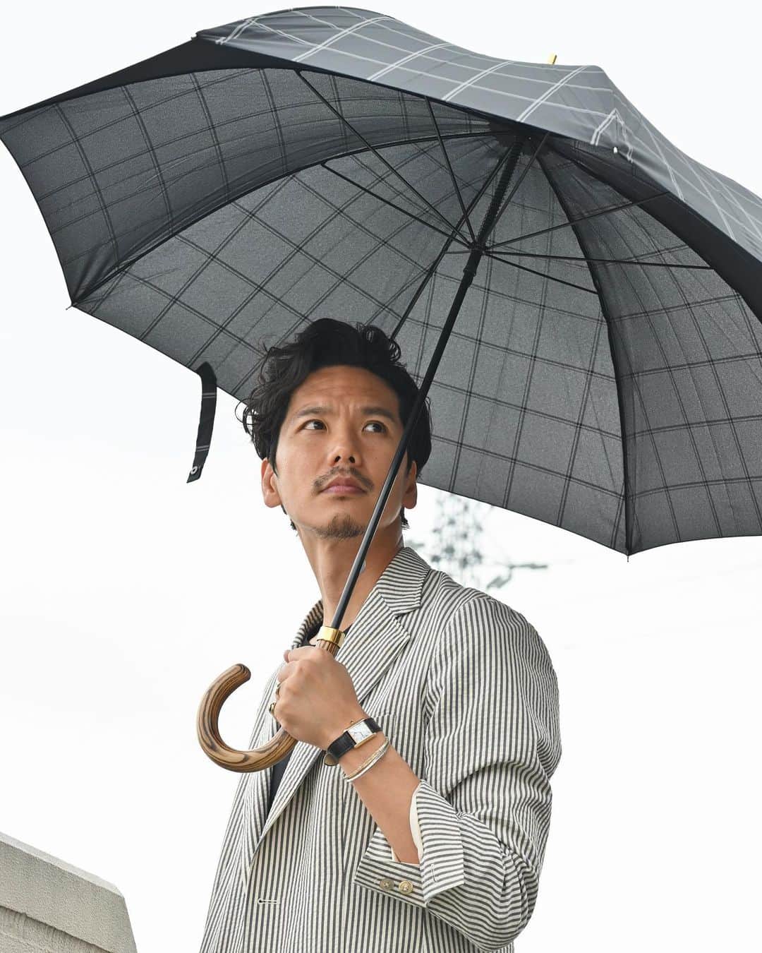 Shuhei Nishiguchiさんのインスタグラム写真 - (Shuhei NishiguchiInstagram)「"The sun after the rain is much beautiful than the sun before the rain." Details⬅︎⬅︎⬅︎swipe left ・ 雨が降った後の太陽は、雨が降る前の太陽よりもずっと美しい。 ・ ・ Tap for Brands #fulton #fultonumbrella #apc #cartier  #mensstreetstyle #gentleman #bestoftheday #vintagestyle #vintagewear #outfitmen」6月28日 20時34分 - shuhei_nishiguchi