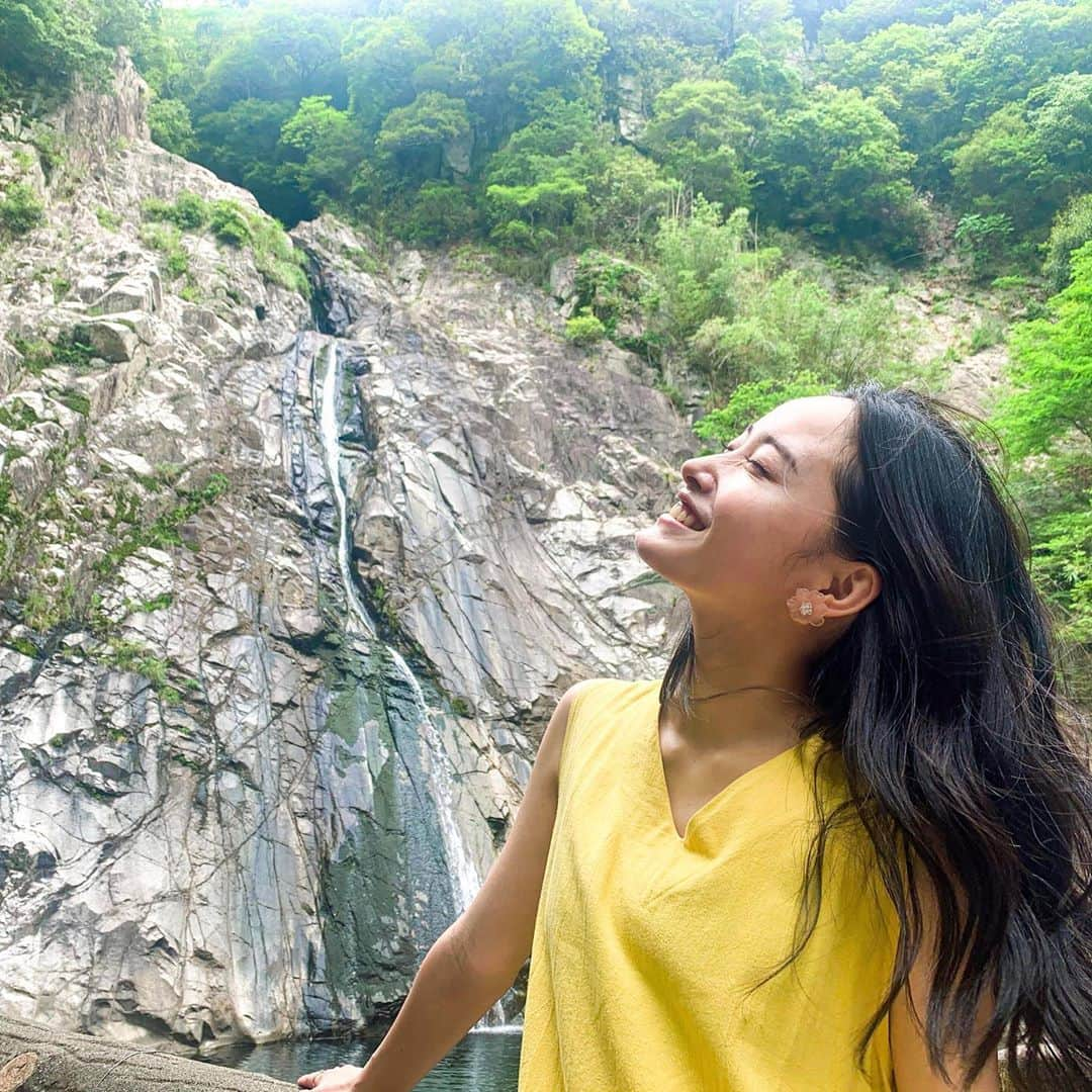 早坂風海さんのインスタグラム写真 - (早坂風海Instagram)「マイナスイオンを浴びに🌿﻿ ﻿ 目当ての滝はちょろちょろ〜程度しか流れてなかった…💦笑﻿ ﻿ 自然のパワーに力を貰い、心がとっても癒されました😌﻿ こういう時間ほんまに大切！﻿ ﻿ 海もいいけど、山もいい✨﻿ いいリフレッシュになった！！﻿ ﻿ ﻿ ﻿ #早坂風海 #カザスタグラム」6月28日 20時30分 - kazami42_official