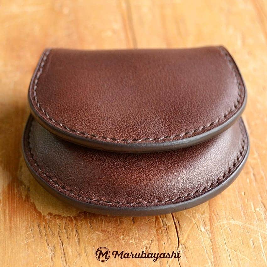 MARUBAYASHIさんのインスタグラム写真 - (MARUBAYASHIInstagram)「* コインケース｜coin purse  販売しているコインケースの型紙で製作。  ウェットフォーミングで厚みを付けてます。  #革 #レザー #leather #コインケース #coinpurse #型紙販売 #商用利用 #レザークラフト #leathercraft #leatherworks  #leatherdesign」6月28日 20時33分 - takahiro_marubayashi
