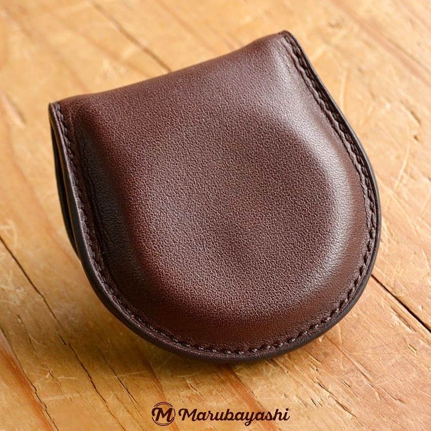 MARUBAYASHIさんのインスタグラム写真 - (MARUBAYASHIInstagram)「* コインケース｜coin purse  販売しているコインケースの型紙で製作。  ウェットフォーミングで厚みを付けてます。  #革 #レザー #leather #コインケース #coinpurse #型紙販売 #商用利用 #レザークラフト #leathercraft #leatherworks  #leatherdesign」6月28日 20時33分 - takahiro_marubayashi