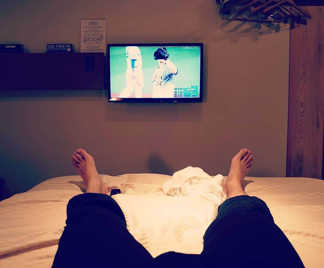 中村昌也さんのインスタグラム写真 - (中村昌也Instagram)「ホテルじゃ〜！！ ロケは順調だ〜!! さぁ〜、明日？？日付変わったら夜中からですぞ~。。。 少し仮眠します！！ 目線の先は…… スポーツ観るよね~」6月28日 20時33分 - masaya_nakamura_official