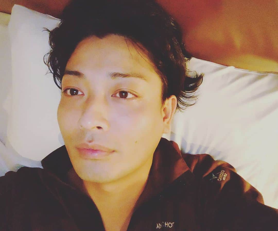 中村昌也のインスタグラム：「ホテルじゃ〜！！ ロケは順調だ〜!! さぁ〜、明日？？日付変わったら夜中からですぞ~。。。 少し仮眠します！！ 目線の先は…… スポーツ観るよね~」