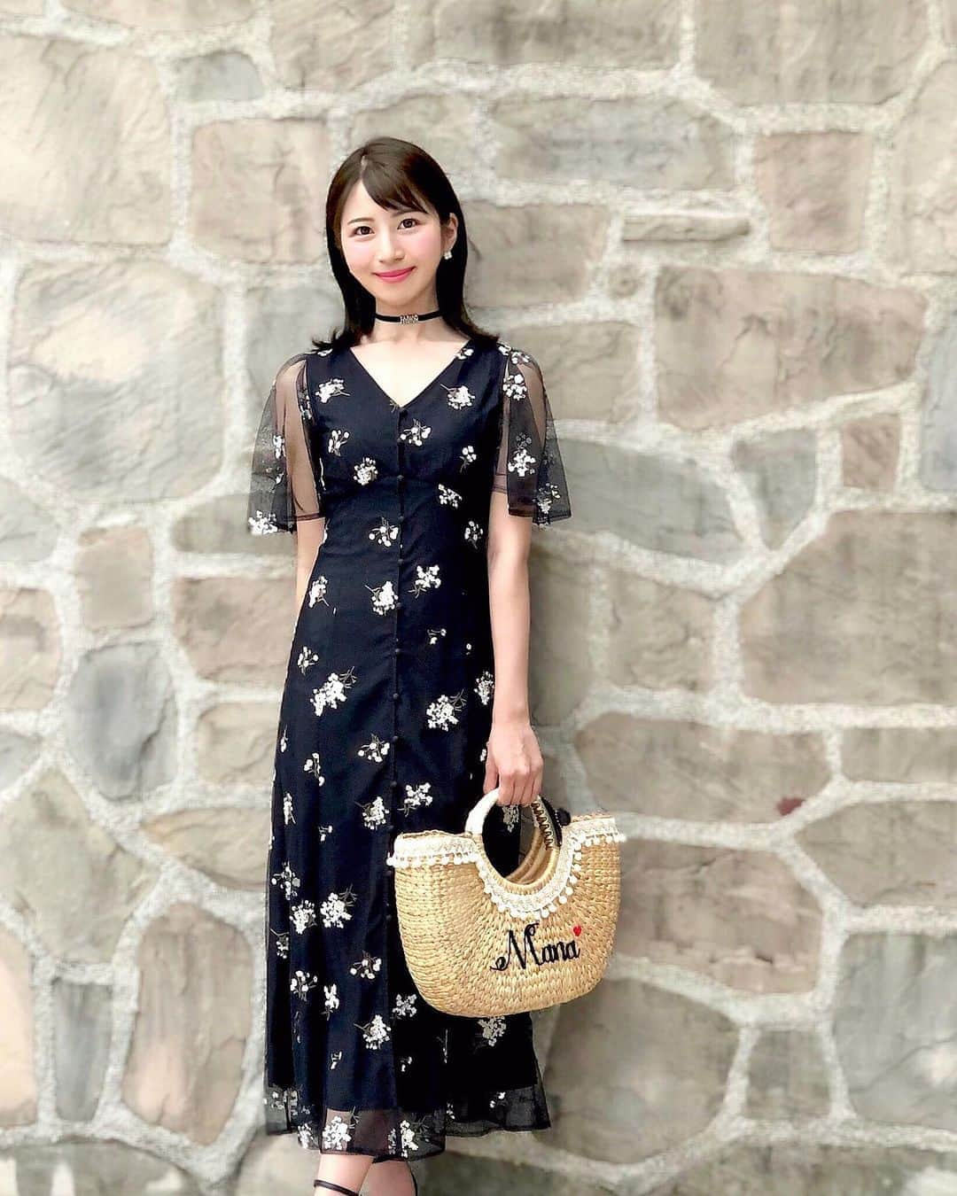 のインスタグラム：「🖤🐶🐾 モノトーン透けコーデ♡ こんばんは😊 . 大人可愛いシースルーのワンピース💕 外ハネ✖️チョーカーでシックな雰囲気にしました . チョーカーを着けると わんちゃんぽくなるのは気のせいでしょうか🤣笑 . ロングワンピースとお袖の絶妙なバランスが好きです💓 . . Onepiece：#mercuryduo #マーキュリーデュオ #pr Choker：#dior #チョーカー . . #ワンピース #ロングスカート #ロングワンピース #シースルー #透け感 #モノトーンコーデ #ブラックコーデ #刺繍ワンピース #花柄ワンピース #Ｖネック #外ハネボブ #カゴバッグ #オーダーメイド #今日のコーデ #日曜日 #梅雨の晴れ間 #梅雨 #sunday」