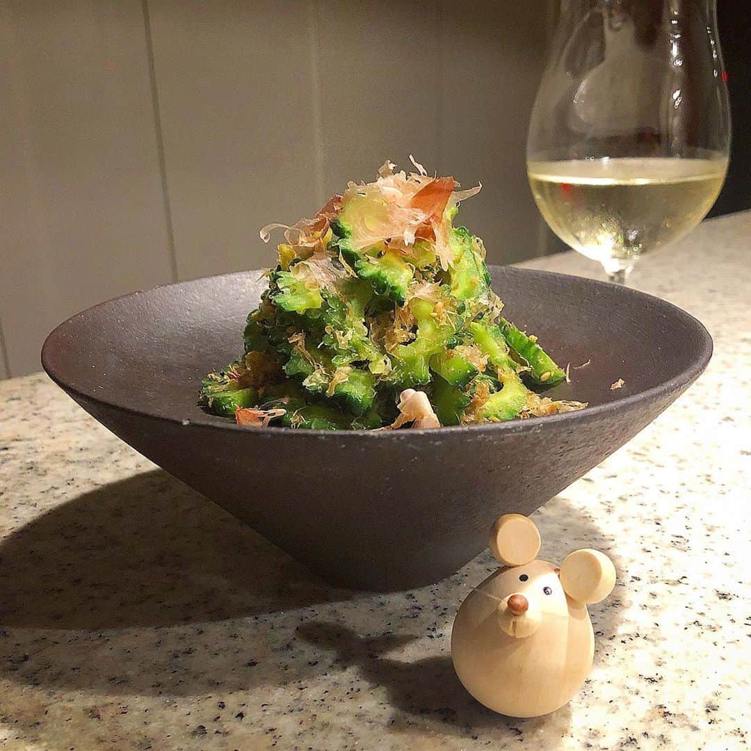 榊山敬代のインスタグラム：「🎐🥒🧂… ・ 最近マイブームな 夏のおつまみの巻  具材はゴーヤのみ ちゃんぷるしない ゴーヤチャンプル  ゴーヤがみずみずしくて とても美味しかったので シンプルチャンプル完成  生姜とお醤油粗塩すこしと 仕上げにふわふわな鰹節を 和えゴーヤの香りが主人公  でも実はお肉のエキスが入ってるのは 豚肉焼いたフライパンに残る脂で炒め お肉は無いけどエキスと蒸し炒め作戦 フライパンもきれいになるし一石二鳥 ・ ・ 🧼…🍳👏… ・ ・ さて只今珍しい鮭さんグリル中…🔥👀… ・ ・ #おうち沖縄 気分 #おうち大好き #enjoyhome ・ ・ ・ ・ #dinner #夕食  #おうちごはん #おうちディナー #おうちのみ #しゅわしゅわ #brut #スッキリ #しゅわしゅわと共に #ゴーヤチャンプル #ゴーヤ #Japanese #food #おもいつき #創作料理 #artist #cooking #日本画家 の#お料理こんなもん #夏レシピ」