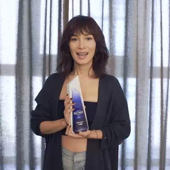 セリーナ・ジェイドのインスタグラム：「Thank you weibo for giving me the fashion icon of the year award! Kisses hope u like my wig hahaha 😂」
