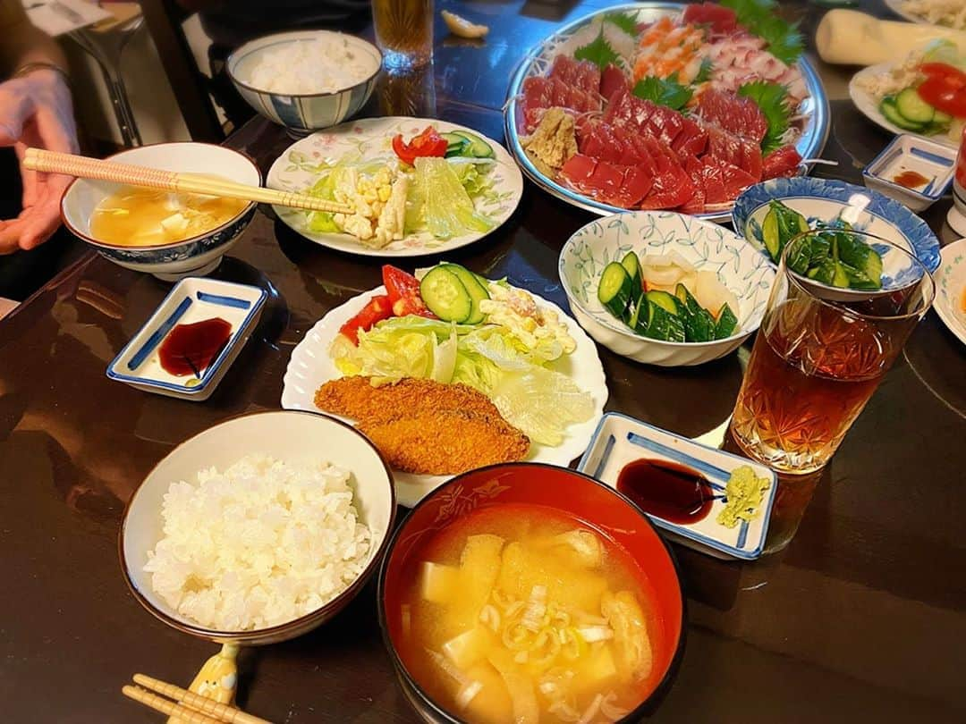 鈴木奈々さんのインスタグラム写真 - (鈴木奈々Instagram)「今日は旦那さんの実家で、 夜ご飯をいただきましたー🥰 お刺身をお土産で持って行きました💓 #旦那さんの実家 #お刺身の盛り合わせ #鮭フライ #豆腐と油揚げの味噌汁  #きゅうりのぬか漬け  #ごちそうさまでした🙏」6月28日 20時42分 - nana_suzuki79