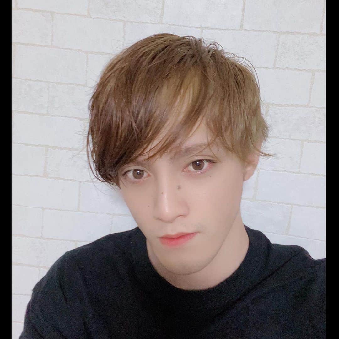 尾関陸のインスタグラム：「自分で染めたにしては上出来ではなかろうか。初めての色。何色か分からん。 #イメチェン」