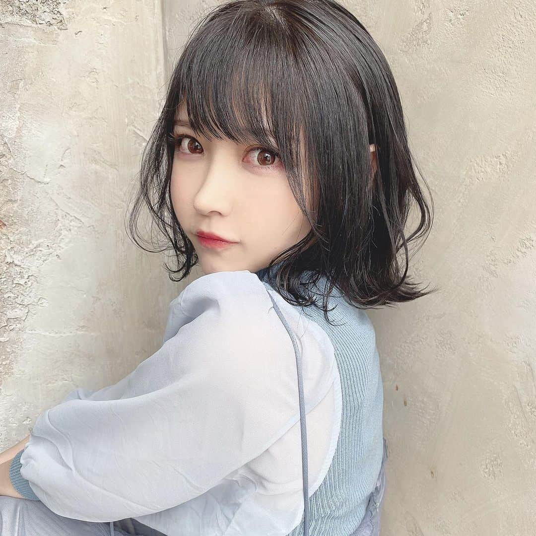 小此木流花さんのインスタグラム写真 - (小此木流花Instagram)「てんさん @tenhouo に可愛くしてもらった🐈 色落ちしちゃってたから透明感ある黒ってお願いしたらグレーっぽいいい感じの色にしてくれたあ 前髪のカットとトリートメントもしてもらってサラサラハッピーなきもち どうかなあ🙄」6月28日 20時48分 - okonogi_ruka