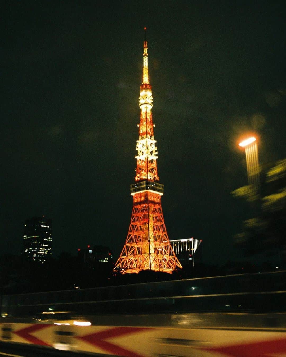 石川涼さんのインスタグラム写真 - (石川涼Instagram)「露出計にも慣れてきた。というか適当に撮ってもカメラの性能が良いのでそこそこ撮れる笑。車の中からの1枚。夜だし走りながらだったのになかなか。もちろん未加工です。フィルムだけの作品集作ろう。  #東京タワー#tokyotower#TOKYO #leica#leicamp#leicafilm#filmphotography #leicahermes#leicamphermes#leicacamera」6月28日 20時51分 - vanquishceo