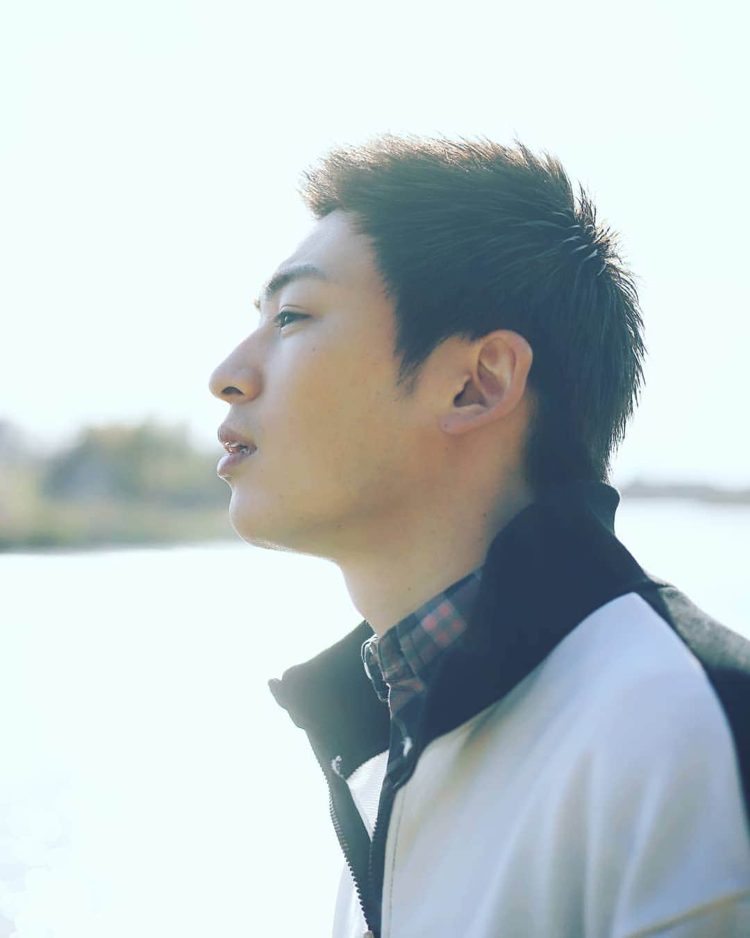 塩田康平のインスタグラム：「塩田っぽくない  #でもこれも塩田 #こんな塩田もいるのか #本当に塩田なのか #はたまた塩田じゃないのか #え #ホラーなん #こんな憂いショットもホラーに変える #そんな塩タグ #恐ろしい #塩タグ #塩田グ #塩ギャップ #塩田ャップ #世界一発音ムズい #発音できたらまつ毛あげる #塩田康平 #streetshooting #streetsnap #塩スタグラム #塩スタ」