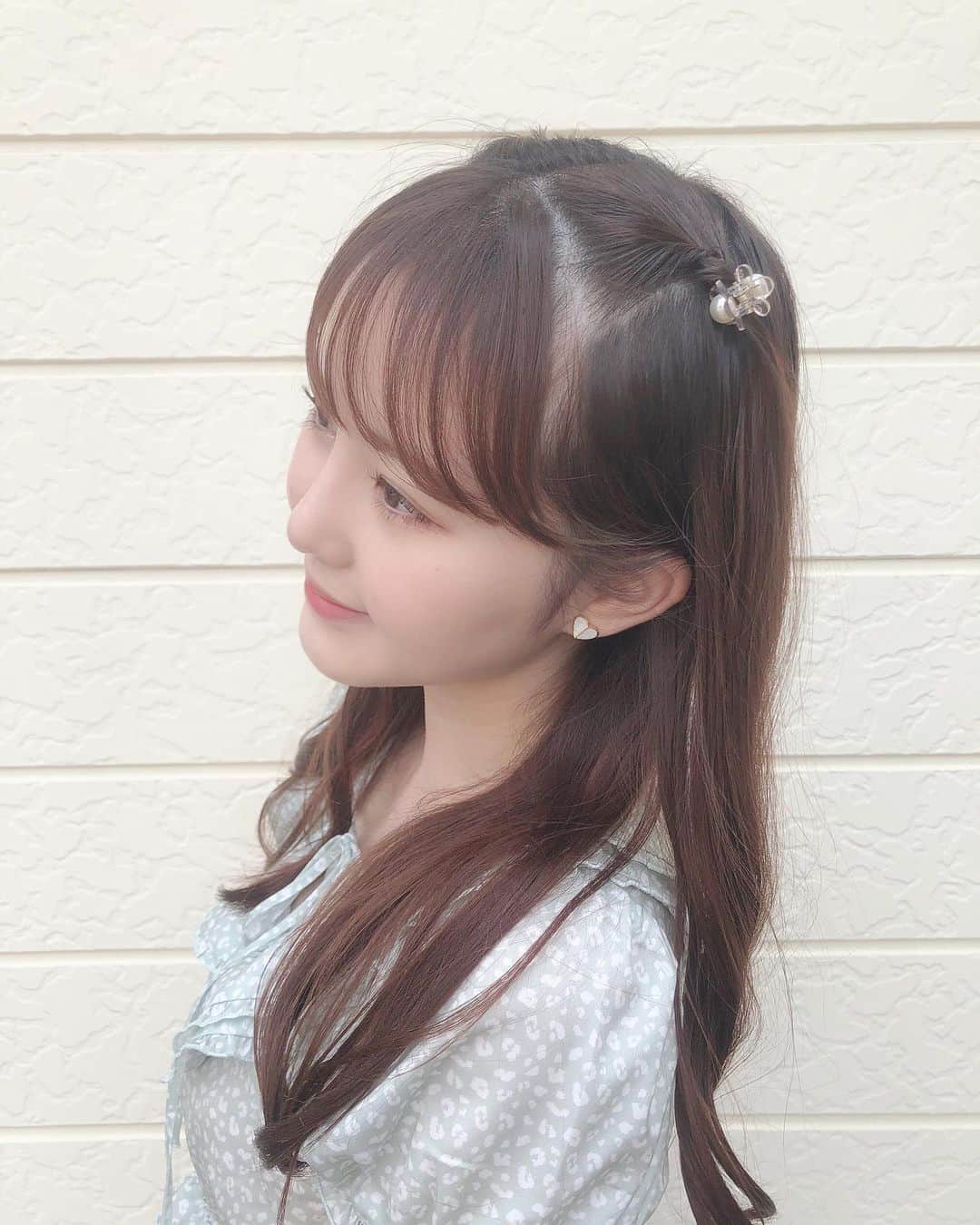 伊藤小春のインスタグラム：「・﻿﻿ ねじねじしてクリップで留めただけ🌷﻿﻿ ﻿﻿ ﻿﻿ ゴムより控えめな、少し大人っぽいハーフツインっぽくなって良いです◎me%で買いました！﻿﻿ ﻿﻿ ﻿﻿ 動画は謎のハーフツインブームだった2年前くらい﻿﻿（自撮りだから反転してる！） 若い。。笑﻿﻿ ﻿﻿ ﻿﻿ ちなみに今より歯が4本多い（言い方）﻿﻿」