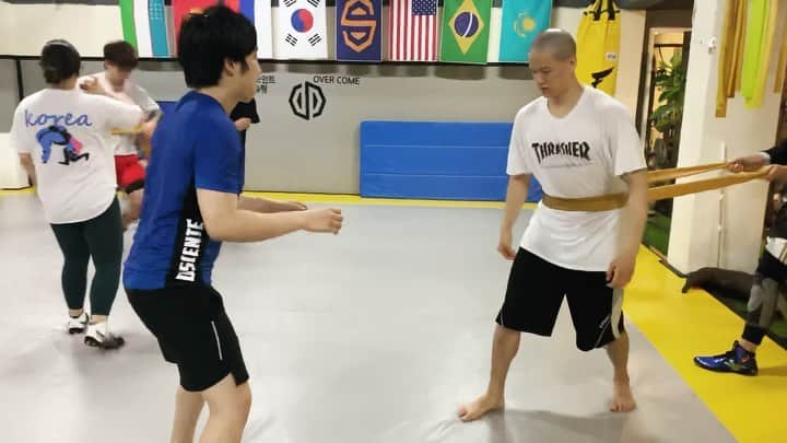 プニエル のインスタグラム：「Tackle practice ! This was Wednesday and my thighs still hurt lol  태클 연습! 수요일에 했는데 허벅지 아직도 알 배겼어 ㅋㅋㅋ」