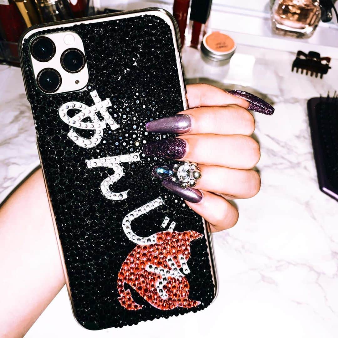 アンジェリカのインスタグラム：「❤︎ . 𝒩ℯ𝓌 𝒾𝒫𝒽ℴ𝓃ℯ 𝒸𝒶𝓈ℯ 📱💕 あんじぇiPhone🧏🏼‍♀️✨ . キラキラケース好きすぎて2個目🥱🥱 @shop_bellkiki  でオーダーしたよん . ‪‪❤︎‬ #caseiphone #iPhone #キラキラケース #あんじぇケース #iphone11promax」
