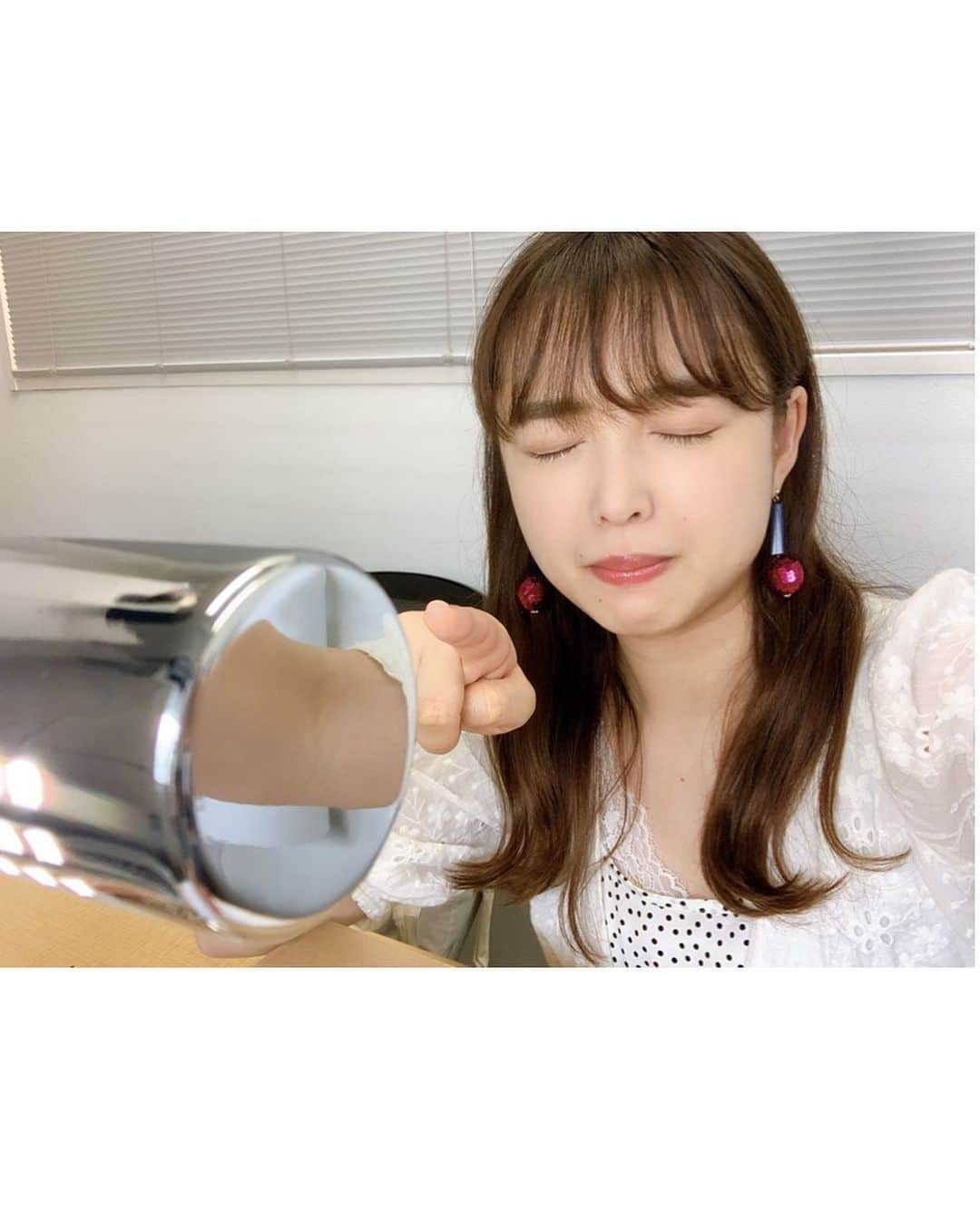 のインスタグラム：「今日は いつも応援してくださっている M-line clubの皆様と 会える機会を作れないから テレビ電話とゆー初の試みをしてきました🙋‍♀️ とっっってもたのしかった😢💓 テレビ電話っていいね。笑 - #テレビ電話の時 #しっかりライト用意してもらったので記念に😂」