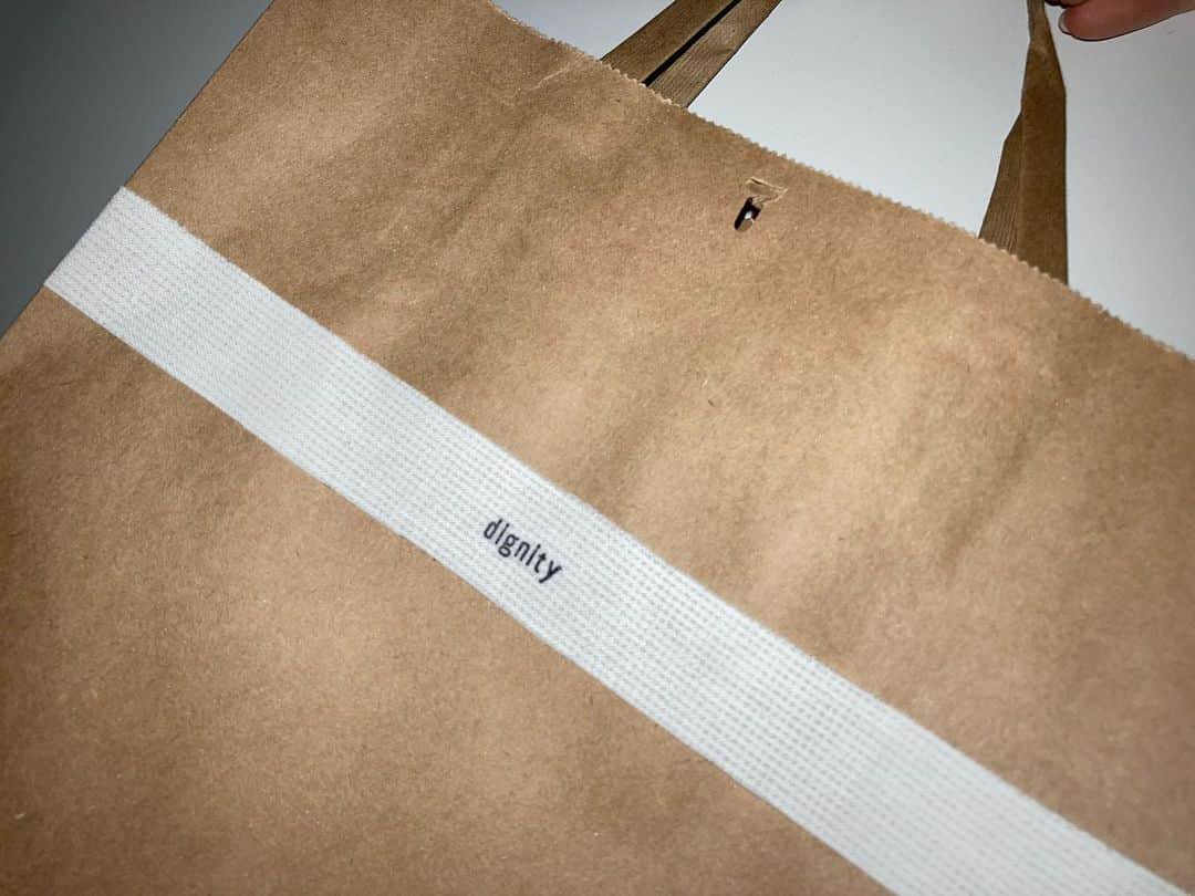 のインスタグラム：「- お気に入りのカフェでやってたポップアップストア。 Tシャツが可愛すぎて購入〜❤︎ 紙袋からセンスが伝わる🛍」