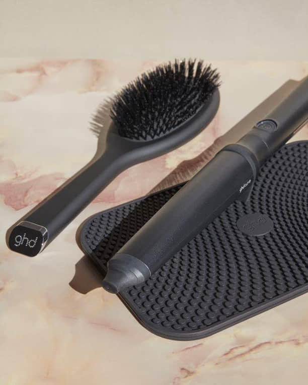ghd hairさんのインスタグラム写真 - (ghd hairInstagram)「Such a dreamy aesthetic 👆 The curve gift set includes a ghd creative curl wand, an oval dressing brush and heat resistant mat ✨ btw it currently has 20% OFF in our summer sale 💋  #ghd #goodhairday #ghdcurve #ghdcreativecurlwand #hairgoals #hairinspo #hairessentials #summersale」6月28日 21時18分 - ghdhair
