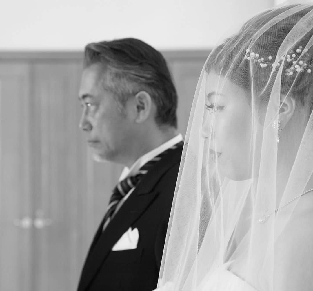 福井結婚式 ヴィラグランディス福井のインスタグラム：「.【親御様の想い】 . . バージンロードを真っ直ぐに 見つめるお父様 . . 後日、お話しをお伺いすると、 とある方より、 . 「立派に育て上げ、今日を迎える事に誇りをもち、胸をはって、  真っ直ぐ前を見て進みなさい」 . そんなアドバイスをいただいたそうです。 . . . お父様の目線の先にあった理由 . . 一歩一歩にたくさんの想いが あられたと思います . . 新郎新婦様がたくさんの方に祝福され 幸せそうな姿 幸せそうな笑顔 そして最幸に美しく素敵な姿 . ひとつひとつが親御様にとって 誇らしく とても嬉しいことであり . その姿を見ていただけること それは 親御様への親孝行となるのではないでしょうか . . . . 大切な方へ 心に届く 結婚式を . . . . . . #ヴィラグランディス福井 他の写真も気になる方はプロフィールから公式HPもご覧ください▶︎▶︎▶︎」