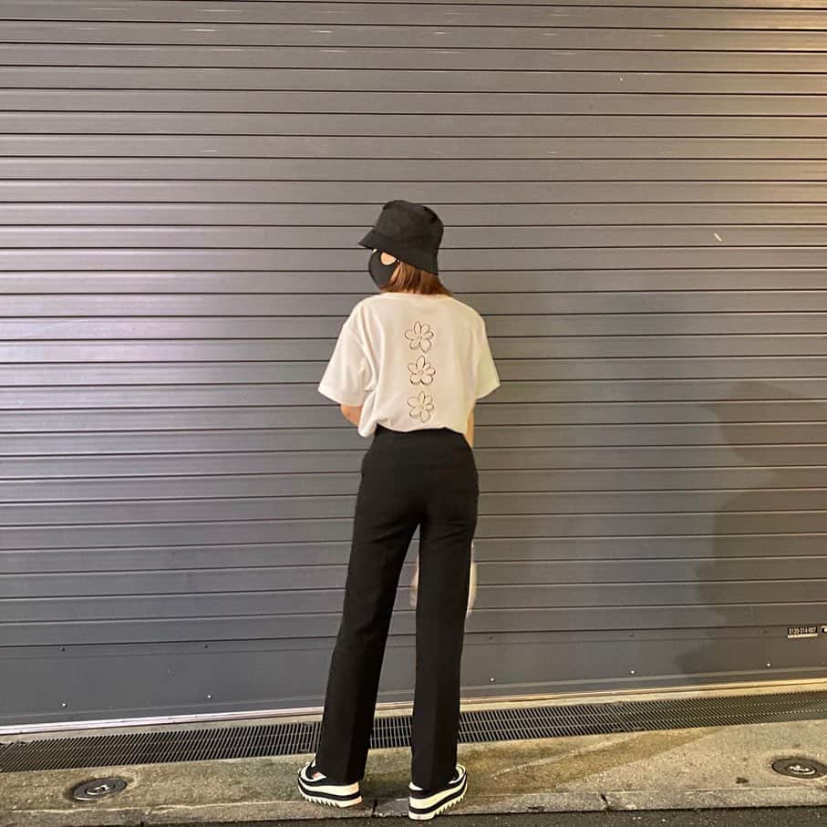 ひよんのインスタグラム：「🌼👖❤️ ㅤㅤㅤㅤㅤㅤㅤㅤㅤㅤㅤㅤㅤ 今日は9unqTをモノトーンで着たよ💓 モノトーンだと大人ぽくなるけど、 背中のプリントが可愛いからほどよく大人🧑❤️ㅋㅋㅋ ㅤㅤㅤㅤㅤㅤㅤㅤㅤㅤㅤㅤㅤ 本当にどんなコーデもしやすいから 沢山つかえる🥰💓💓💓 ㅤㅤㅤㅤㅤㅤㅤㅤㅤㅤㅤㅤㅤ @9unq.official  ㅤㅤㅤㅤㅤㅤㅤㅤㅤㅤㅤㅤㅤ #daily #9unq #9unqstyle #9unqコーデ #꾸안꾸 #クアンク #ひよん」