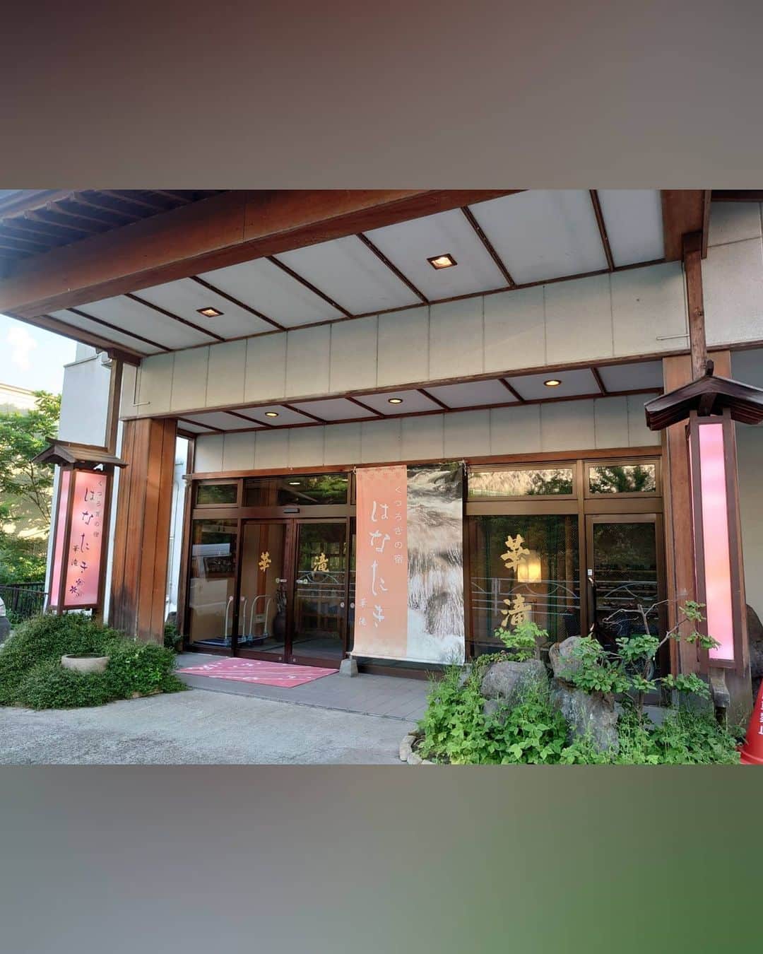 松野行秀さんのインスタグラム写真 - (松野行秀Instagram)「今日は、石巻市の「Toshibo Kitchen」のオーナー阿部敏之さんが、7月5日に山形県東根市で開催予定のイベント打ち合わせのため来福致しました👍 · · · 打ち合わせを行なったのは、福島県飯坂温泉のホテル花滝さん・・・ホテル花滝さんは、先日来から阿部さんがお気に入りのホテルです。 · · · 飯坂温泉は単純ラジウム泉で、神経痛や胃腸病、打ち身等に良く効く温泉です。 · · · 今日は、ホテルご自慢の夕食を囲んで楽しく打ち合わせをさせて頂きました。 · · · イベントは、ガイドラインに基づいた感染防止対策を厳重に行った上で開催されます。 · · · 【日時】 2020年7月5日(日)· ・屋外飲食店 12:00〜 ＊石巻の新鮮な魚介類の浜焼き、ゴージャス松野グッズ等を販売予定 · ・歌謡ショー 19:30〜 · 【料金】 歌謡ショー入場料¥3,000(ワンドリンク付き) · 【主催・会場】 ラーメン三昧勘鳥居 (山形県東根市神町) · · イベントは完全予約制となっております。 · ご来場ご希望の皆さんは、お名前、人数、お電話番号をご明記の上、g.matsuno0418@gmail.comまでご連絡下さい。 · #飯坂温泉 #休養 #ラジウム温泉水」6月28日 21時16分 - g.matsuno