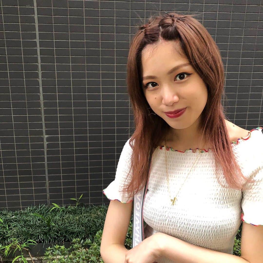 林優菜のインスタグラム：「. この前髪の毛染めて やっとちゃんと写真撮れる〜って思ったのに 湿気でやられてうねうね🤦🏻‍♀️🤦🏻‍♀️ . ベイビーピンクだよ〜💗 髪の毛労わってあげなきゃ、、 . . . #newcolor #ベイビーピンク #オフショルコーデ #Samanthavega #ノーマルカメラ #📸 #セルフィー #前髪アレンジ」