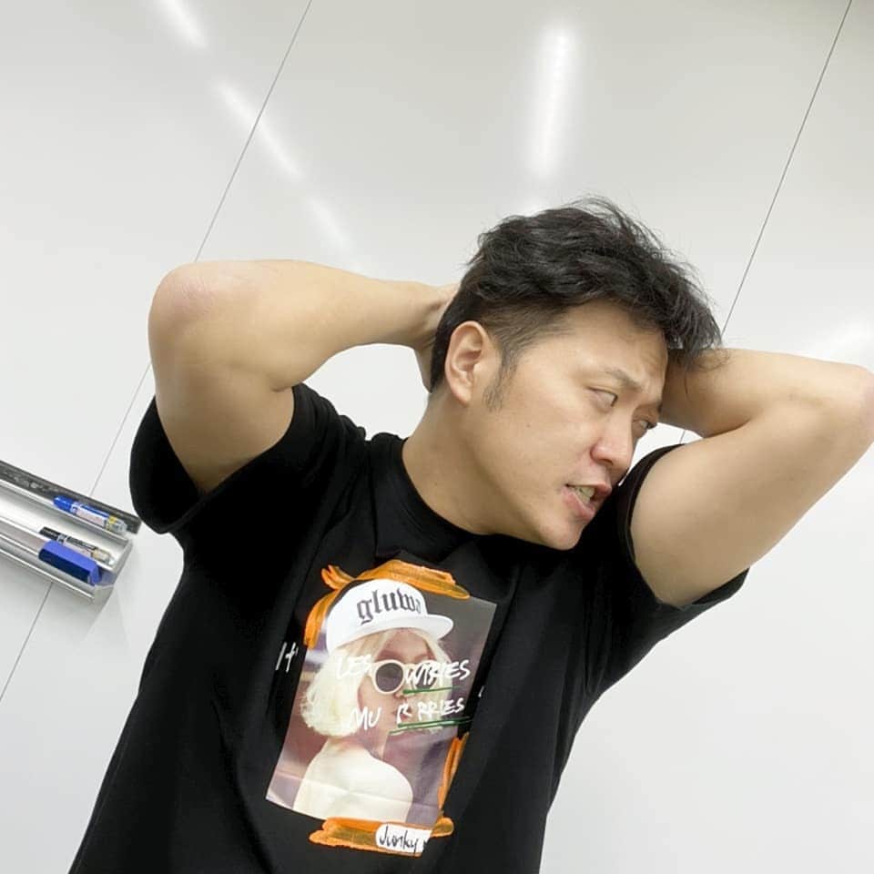のインスタグラム：「今日はオンライン個別トーク会でした！ 初の試みにたくさんのご迷惑とお手数をおかけしたかと思いますが、 来週以降もより楽しんでいただけるように努めてまいります。 ご参加頂いた皆様ありがとうございました🙇 そして久しぶりにメンバーと会えて写真を撮りましたので徐々にあげていきます！！✨ 控え室のイケメンエハラさんからスタート😍！ #吉本坂46 #エハラマサヒロ #オンライン #個別トーク会」