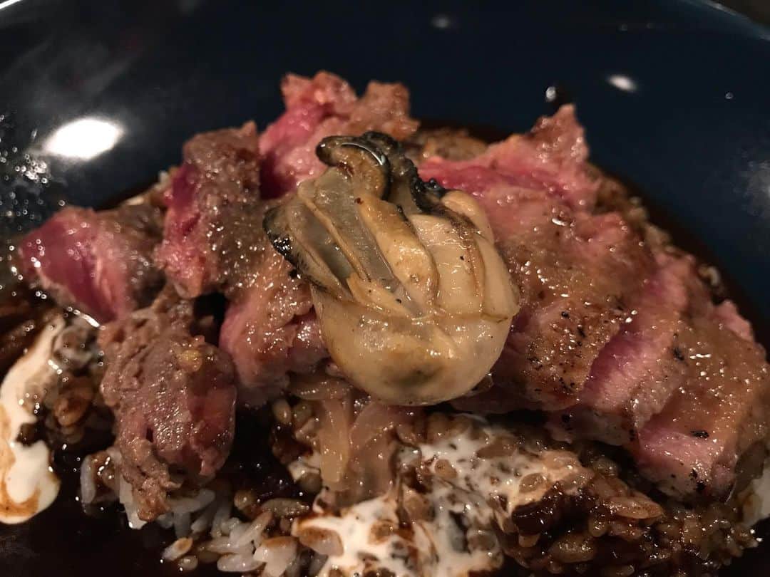 砂山圭大郎のインスタグラム：「先週のプチ贅沢【銀座 楸】  ブラックカレーの上にステーキと牡蠣。 本来はオイスターバーなので、牡蠣はサービスで載せてあるそう。 カレーと合わせた、このステーキが絶妙に美味い。 GINZA SIXの裏。この肉、この立地で1300円は破格に感じた。 #カレー」