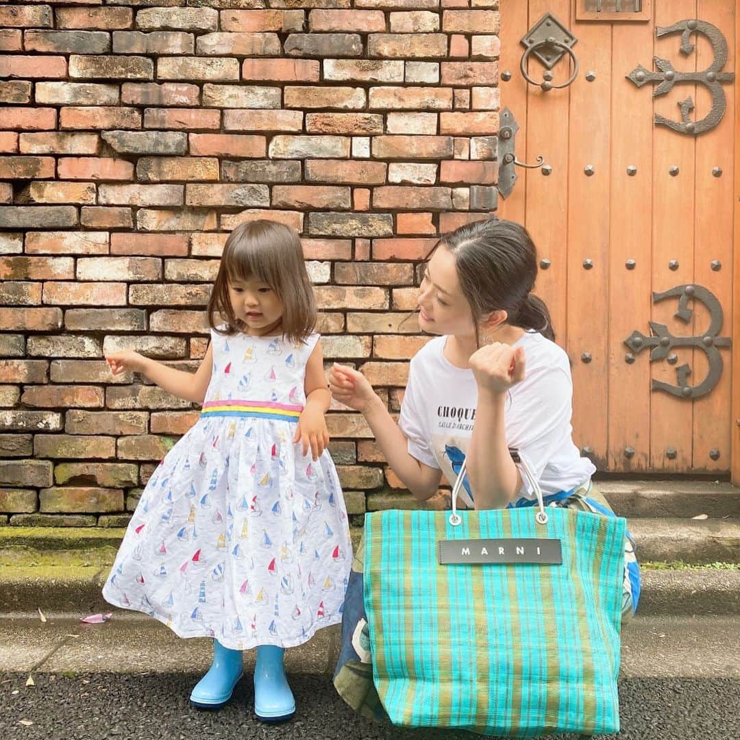 山口愛実のインスタグラム：「娘とパパの髪を切って貰いに MARIS 表参道に行って来ました💇‍♂️ 我が家はMARISの黒瀬さん大好きファミリーなので全員カットお任せでお願いしてます😆 似合わせカットが老若男女問わず本当に上手だし早い！おチビがいるとあっという間にカット終わるのほんとありがたい✨  さっき気がついたけど私、黒瀬さんにカットやセットやって貰ってからオーディションに行って落ちたこと一回もないなって　　マジ開運美容師👏  ずーっと言ってるしこれからも言い続けるけどステマじゃなくほんまに男性にも女性にもオススメです！！ コロナ対策もきっちりやってらっしゃるお店なので安心して行けるのもありがたいです。  #maris表参道 #似合わせカット #二枚目の写真はイケメンのパパ #髪型かっこいいけど裏ピースはちょっと恥ずかしいな」