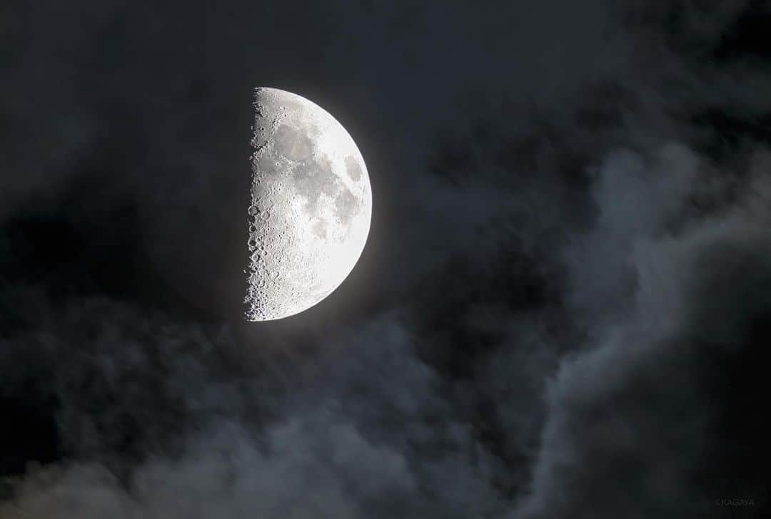 KAGAYAさんのインスタグラム写真 - (KAGAYAInstagram)「空をご覧ください。 南西に上弦の月が輝いています。 写真は東京にて、先ほど望遠鏡を使って撮影したものです。 雲から姿を現した姿が幻想的でした。 #moon」6月28日 21時26分 - kagaya11949