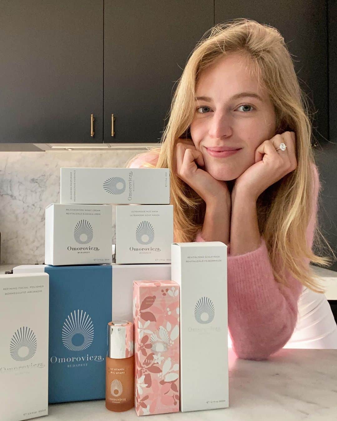 ヴァネッサ・アクセンテのインスタグラム：「Super excited for my @omorovicza package! Cannot wait to start my “spa” week and treat myself 🧖🏼‍♀️😊」